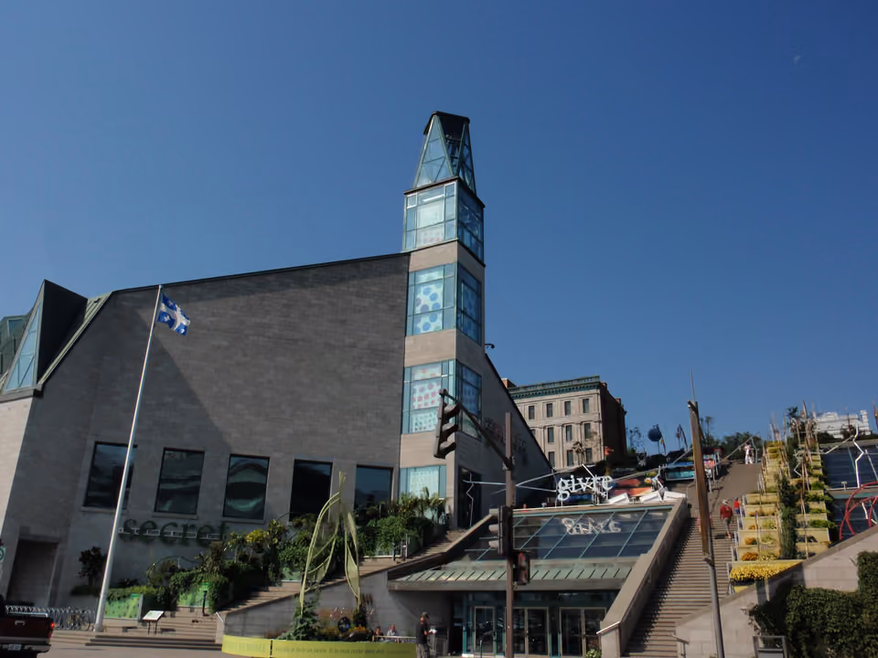 Fachada do Musée de la civilisation em Quebec, prédio moderno na Cidade Baixa