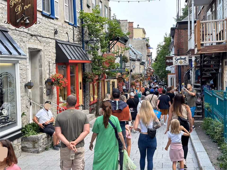 Ruas de pedra do bairro Petit-Champlain, em Quebec, com casas históricas e luzes decorativas