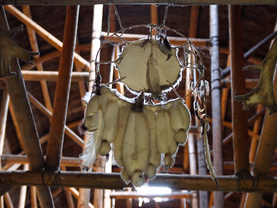Apanhador de sonhos tradicional pendurado dentro de uma casa longa reconstruída em Wendake, perto de Quebec