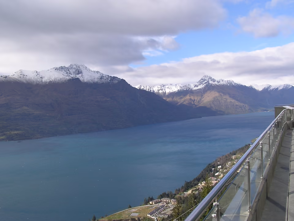Lago Wakatipu e as montanhas Remarkables nevadas, vistos do mirante do Skyline Gondola, Queenstown
