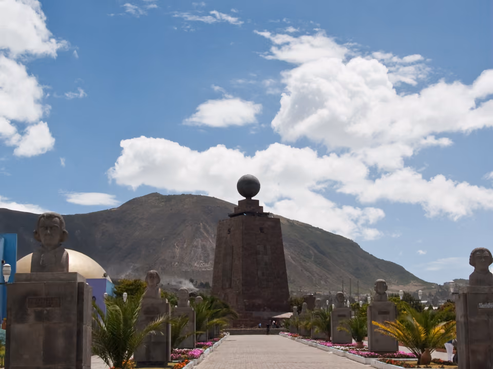 Monumento da Mitad del Mundo, marcando a linha do Equador, perto de Quito
