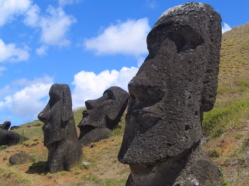 Moai parcialmente enterrados na encosta da pedreira de Rano Raraku, Ilha de Páscoa