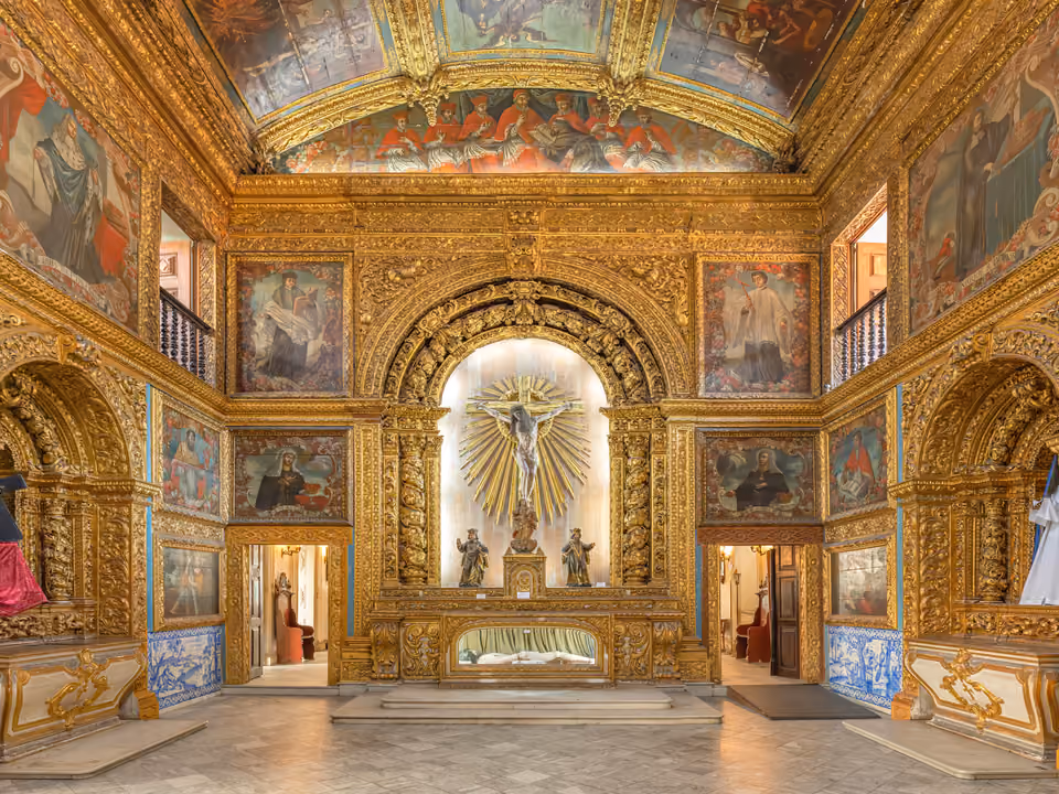 Interior da Capela Dourada em Recife, com o teto e as paredes cobertos de talha barroca folheada a ouro