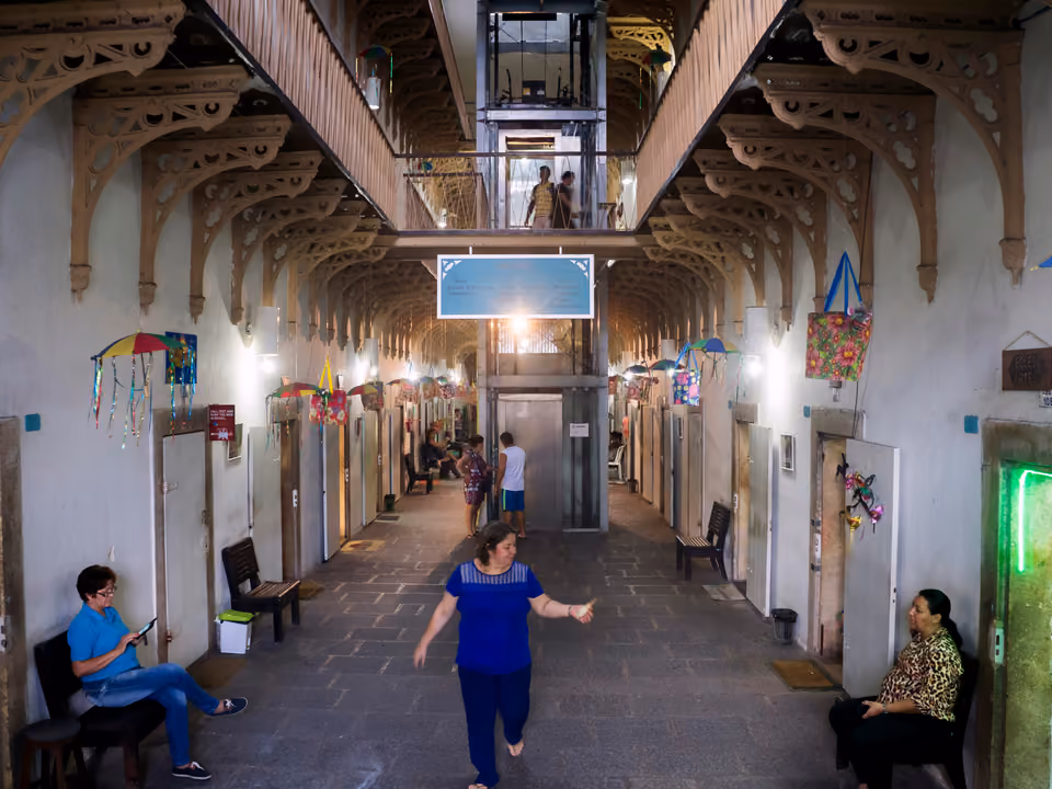 Corredor interno da Casa da Cultura de Recife, o antigo presídio de celas em fileira transformado em galeria de artesanato