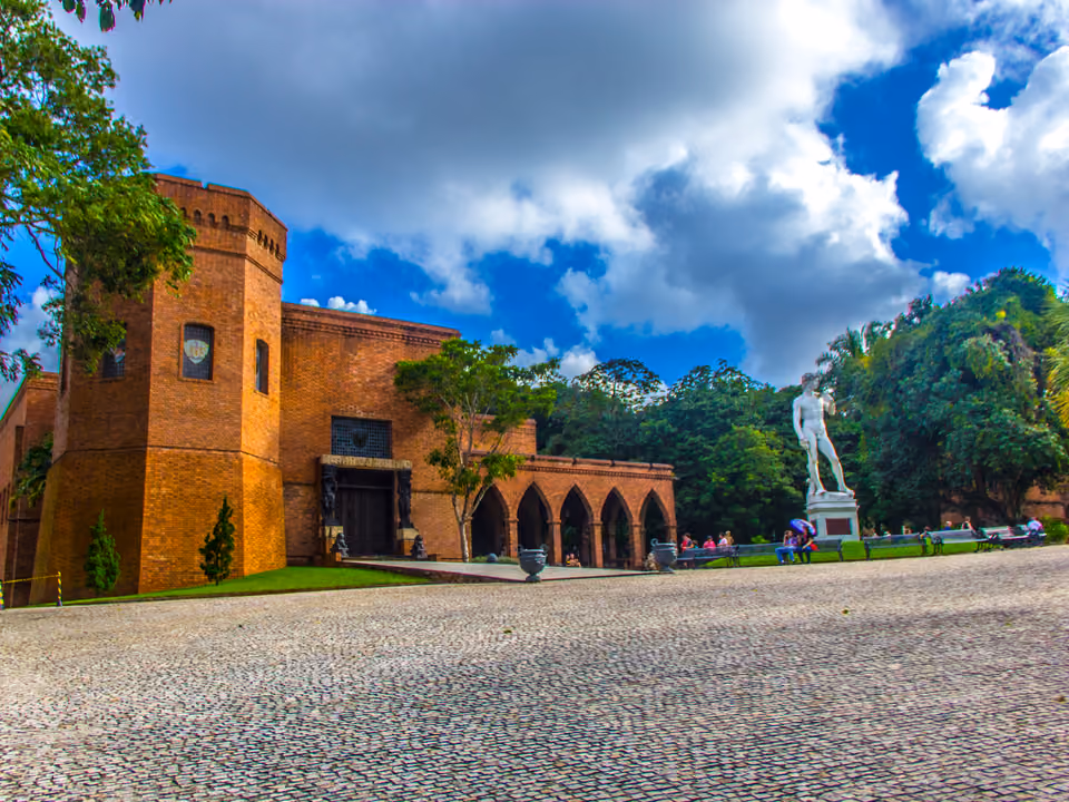 Castelo do Instituto Ricardo Brennand em Recife, construção em estilo medieval cercada por jardins e um fosso com água