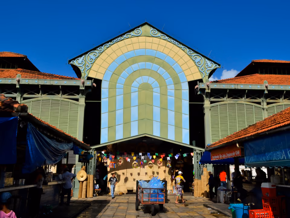 Mercado de São José em Recife, o pavilhão de ferro de 1875 com a fachada eclética e o comércio popular em volta