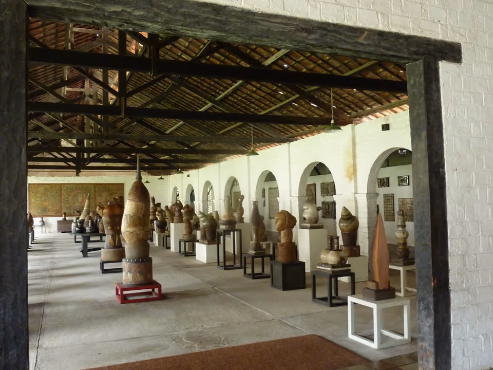 Galeria coberta da Oficina Cerâmica Francisco Brennand em Recife, com esculturas de cerâmica de formas orgânicas expostas sob um telhado de estrutura de madeira