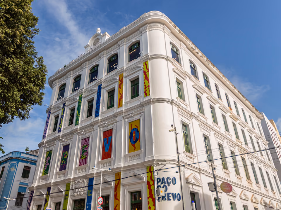 Fachada do Paço do Frevo em Recife, prédio histórico de fachada clara na Praça do Arsenal da Marinha