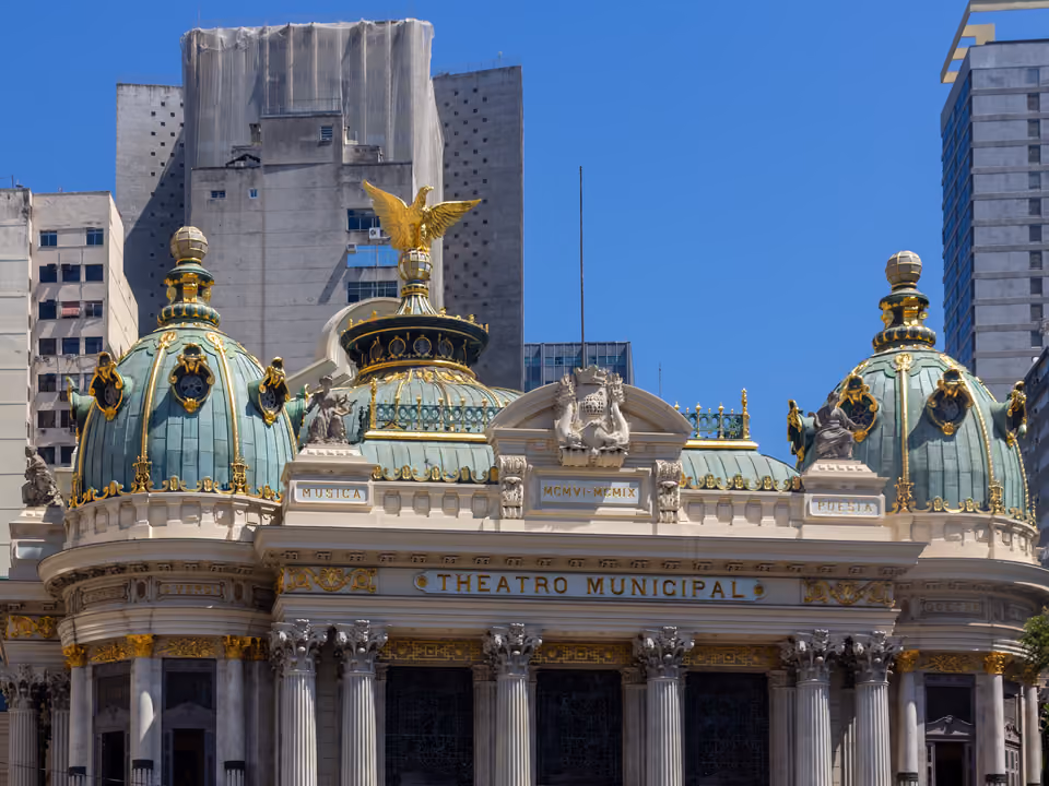 Fachada do Theatro Municipal do Rio de Janeiro, o prédio eclético de 1909 com as cúpulas verdes, a águia dourada e o nome gravado no frontão, na Cinelândia