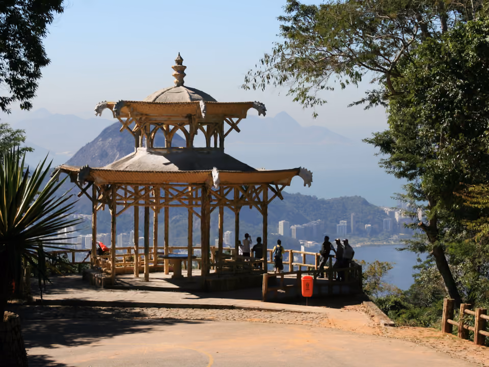 O mirante da Vista Chinesa na Floresta da Tijuca, o pavilhão em estilo oriental de madeira e telhado recurvo, com a Baía de Guanabara e os morros de Niterói ao fundo