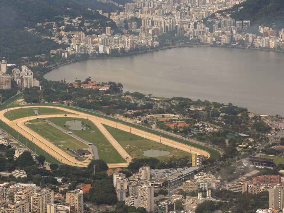 Vista aérea da Lagoa Rodrigo de Freitas e do hipódromo do Jockey Club Brasileiro no Rio de Janeiro, cercados pelos bairros da Zona Sul e pelos morros da Floresta da Tijuca