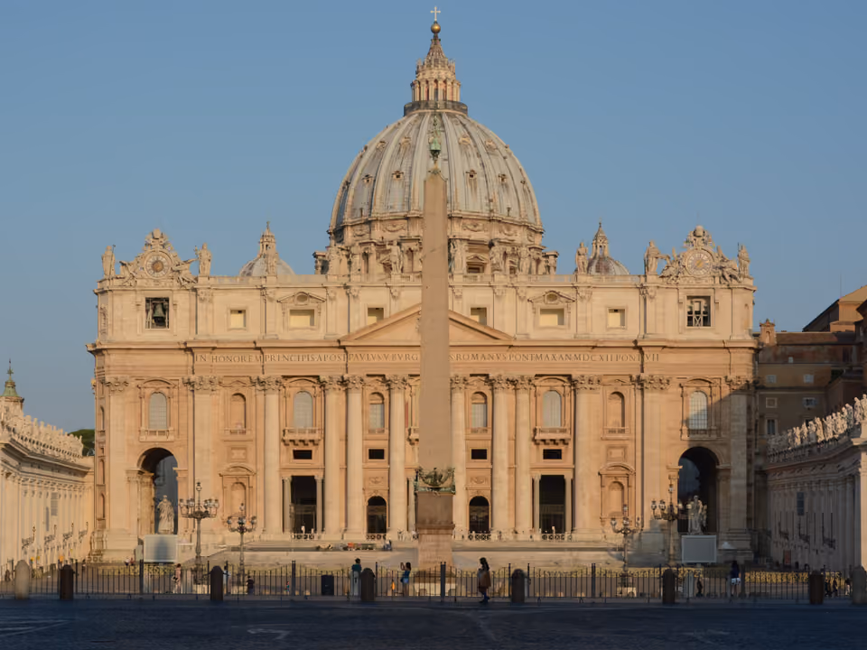 Fachada e cúpula da Basílica de São Pedro no Vaticano, vistas da Praça de São Pedro com a colunata de Bernini em primeiro plano