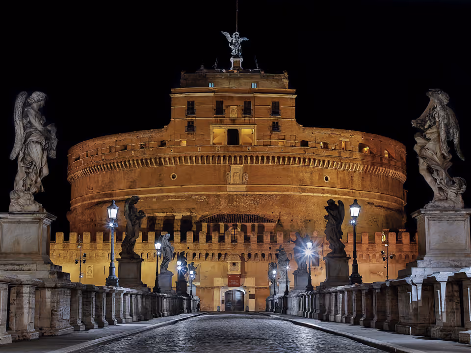 Castel Sant'Angelo em Roma visto da Ponte Sant'Angelo, o mausoléu cilíndrico com a estátua do Arcanjo Miguel no topo