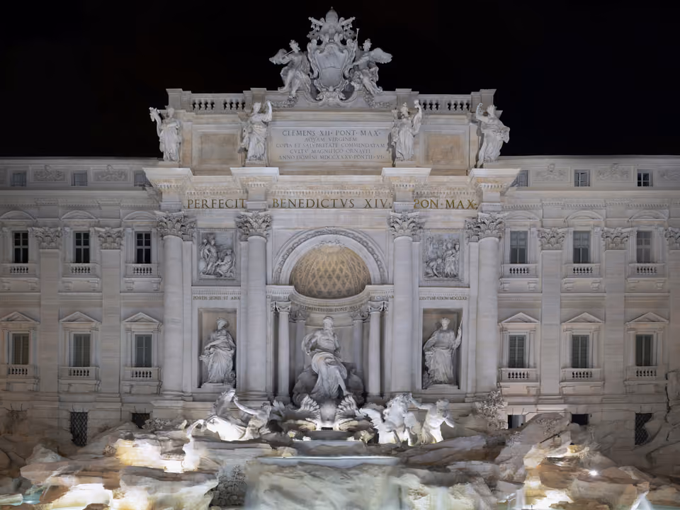 Fontana di Trevi em Roma, a fachada barroca esculpida com o deus Oceano no carro puxado por cavalos marinhos sobre a bacia de água