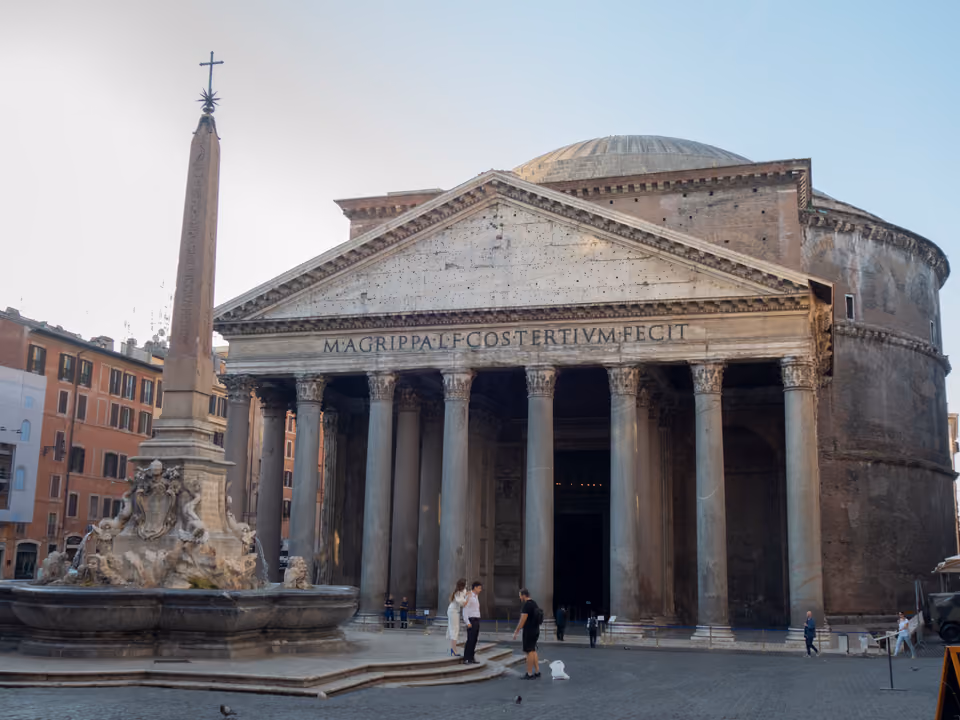 Fachada do Panteão de Roma, o pórtico de colunas coríntias de granito sustentando o frontão triangular, na Piazza della Rotonda