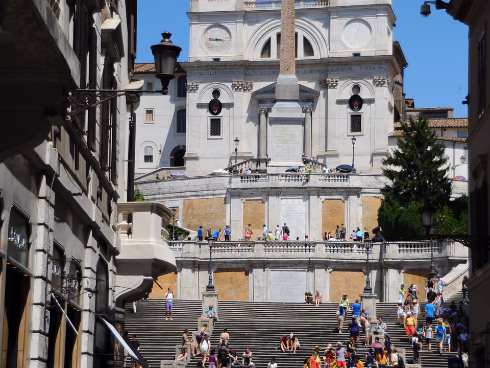 Escadaria da Piazza di Spagna em Roma, com a igreja de Trinità dei Monti no topo e a fonte Barcaccia na base