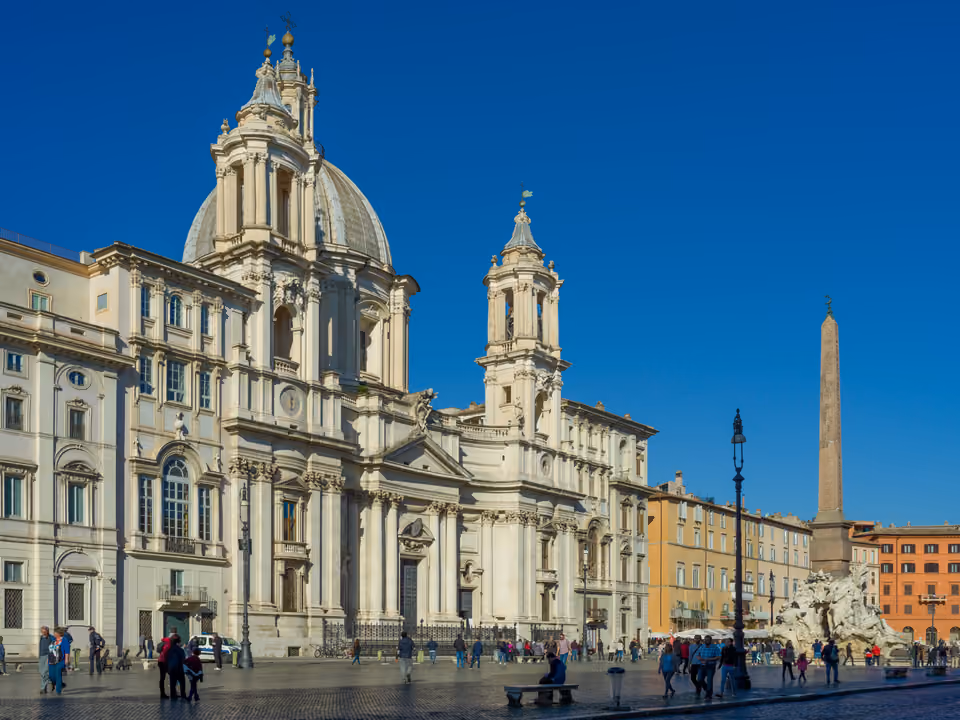 Piazza Navona em Roma, com a Fontana dei Quattro Fiumi de Bernini ao centro e a fachada da igreja de Sant'Agnese in Agone ao fundo