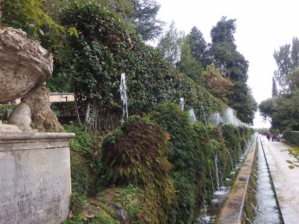 Jardins da Villa d'Este em Tivoli, com terraços escalonados, ciprestes e as fontes esculpidas em cascata pela encosta