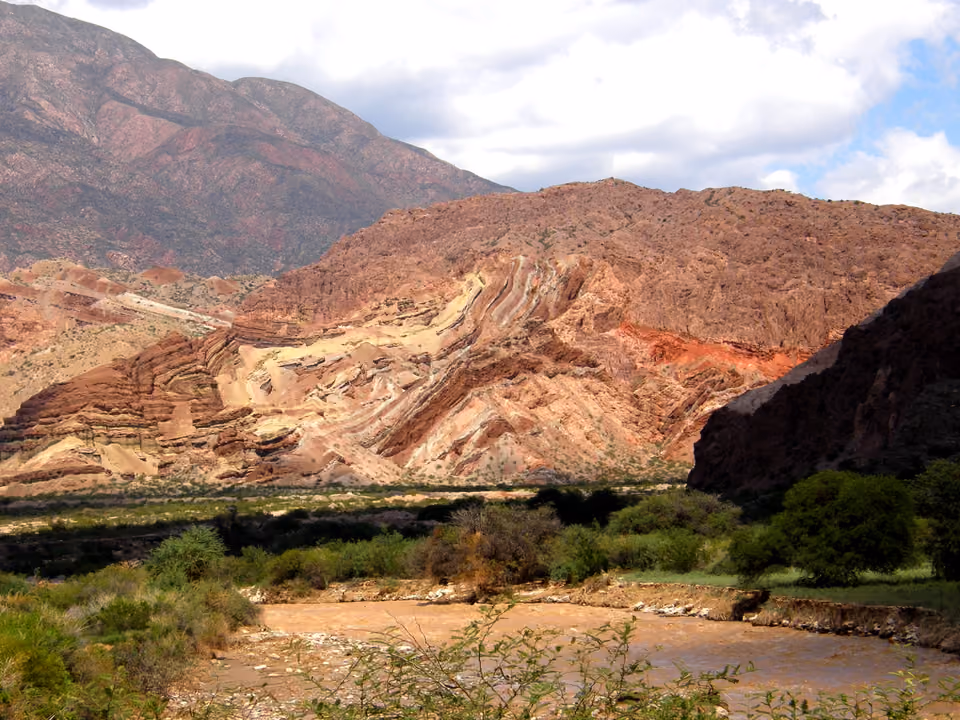 Formação rochosa multicolorida na Quebrada de las Conchas, a caminho de Cafayate, Argentina