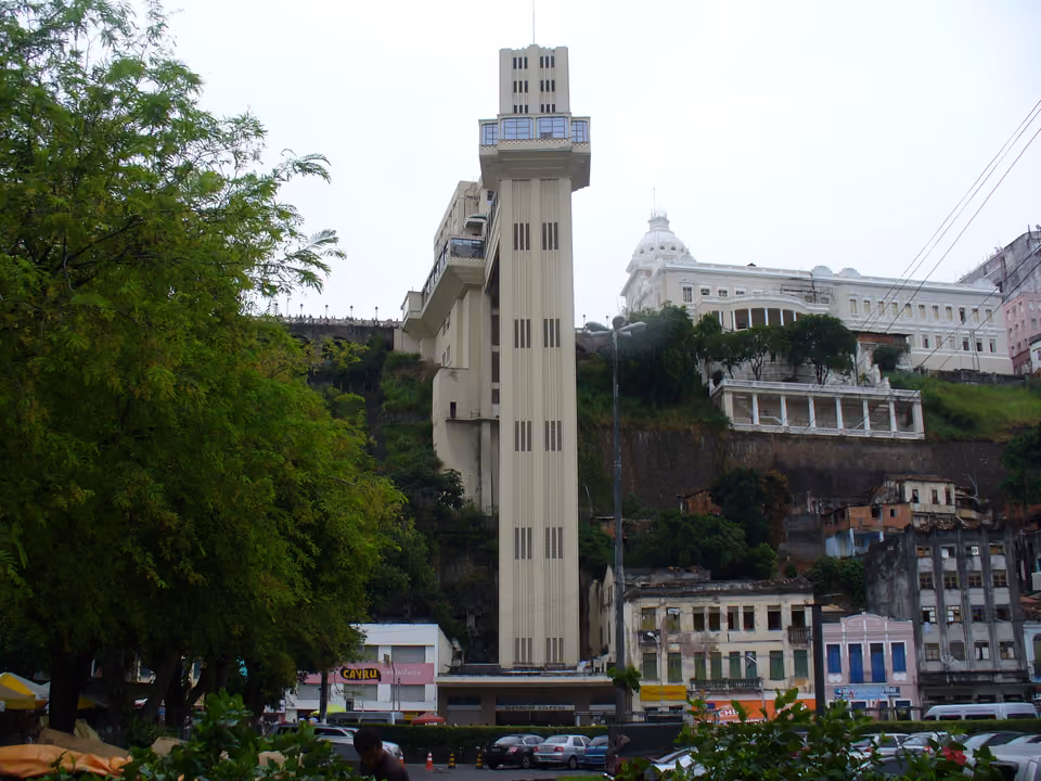 Elevador Lacerda em Salvador, a torre art déco de concreto que sobe da Cidade Baixa à Cidade Alta, com os prédios coloniais no alto da escarpa