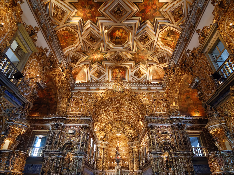 Interior barroco da Igreja de São Francisco em Salvador, com a nave, os altares e o forro pintado cobertos de talha folheada a ouro