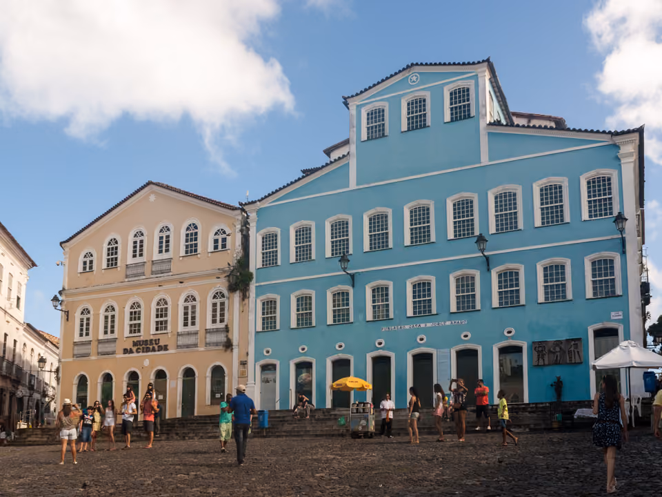 O Largo do Pelourinho em Salvador, com o casarão azul da Fundação Casa de Jorge Amado e o prédio amarelo do Museu da Cidade em volta da praça de pedra