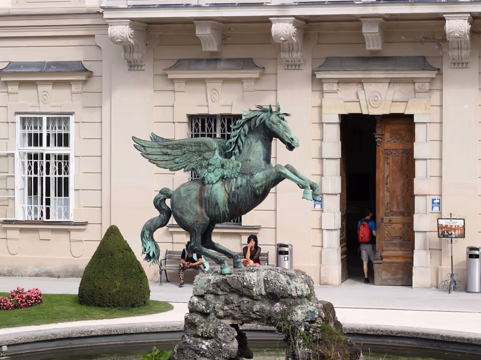 Fonte com estátua do Pégaso nos Jardins de Mirabell, Salzburgo, Áustria