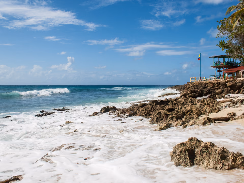 Costa rochosa de Punta Sur, no extremo sul de San Andrés, onde fica o Hoyo Soplador