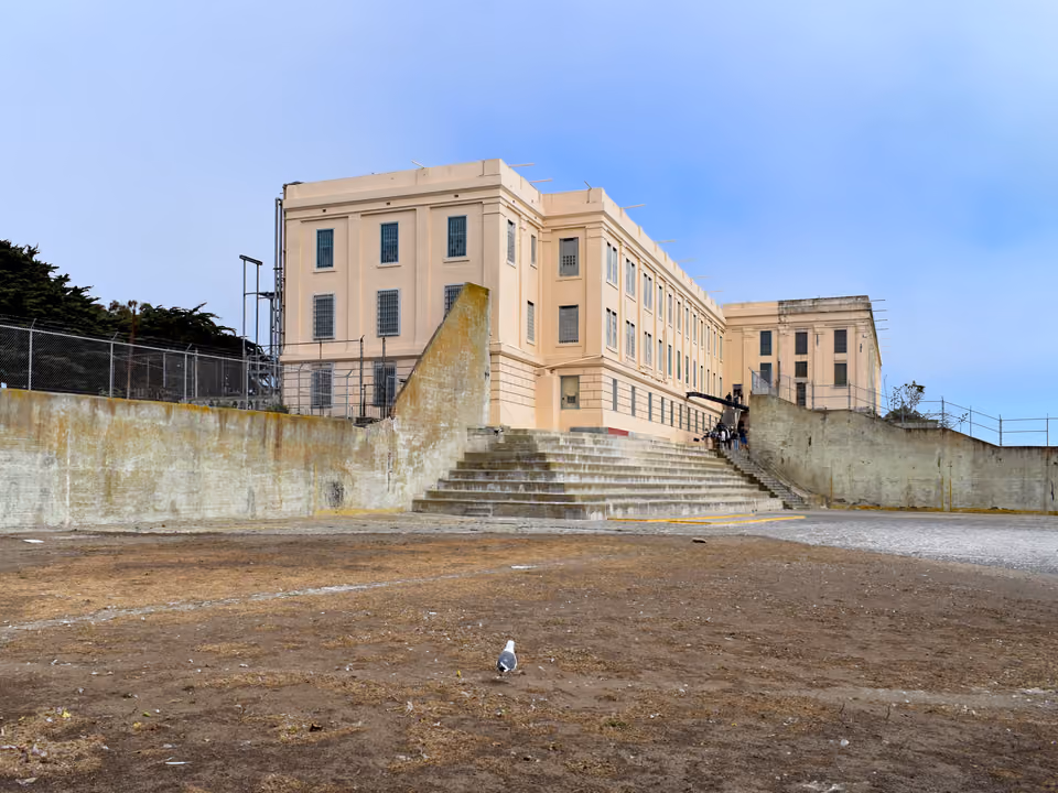 Ilha de Alcatraz na Baía de San Francisco, com o antigo prédio da prisão federal no alto do penhasco rochoso