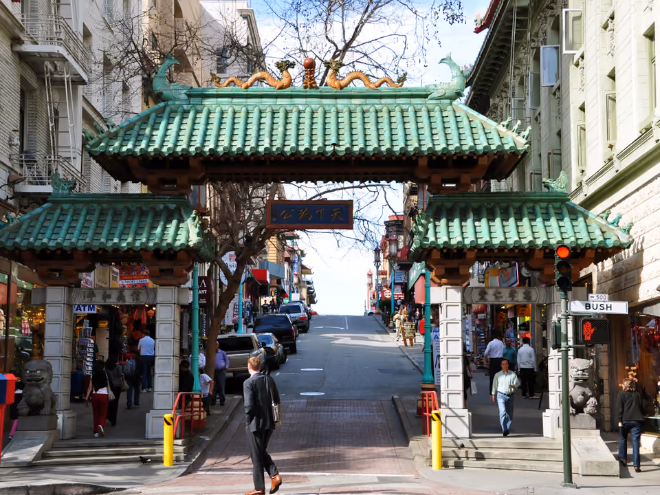 Portão de entrada de Chinatown em San Francisco, com telhado em estilo tradicional chinês e decoração vermelha e dourada