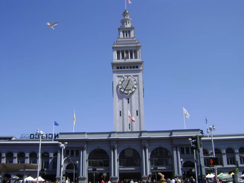 Fachada histórica do Ferry Building em San Francisco, com a torre do relógio à beira da baía