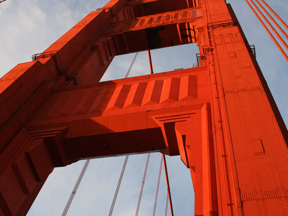 Detalhe de uma das torres vermelhas do Golden Gate Bridge em San Francisco, vista de baixo