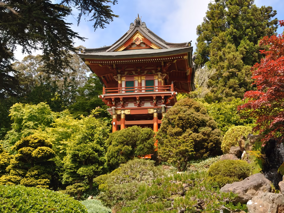 Jardim japonês dentro do Golden Gate Park em San Francisco, com ponte de madeira em arco sobre um lago