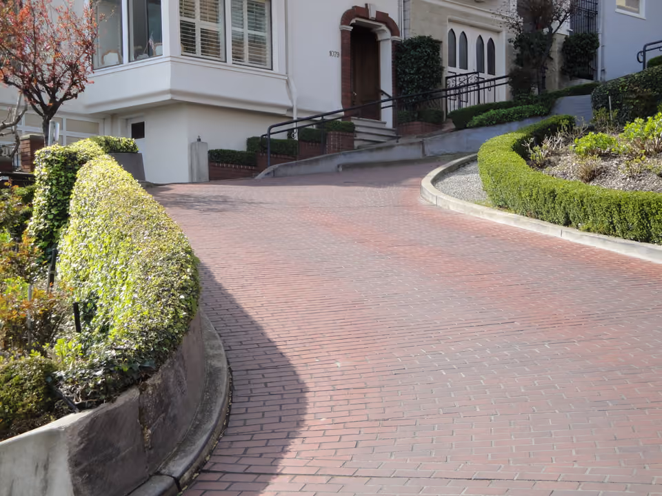 Trecho sinuoso da Lombard Street em San Francisco, com oito curvas fechadas ladeadas por jardins floridos