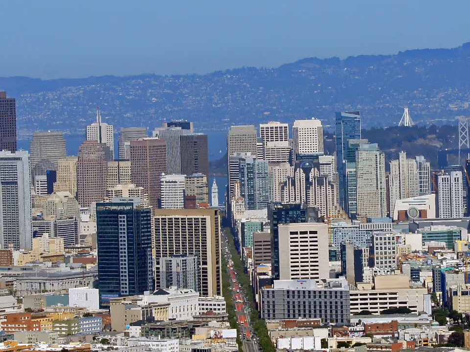 Vista panorâmica do centro de San Francisco, com os arranha-céus e a Bay Bridge ao fundo