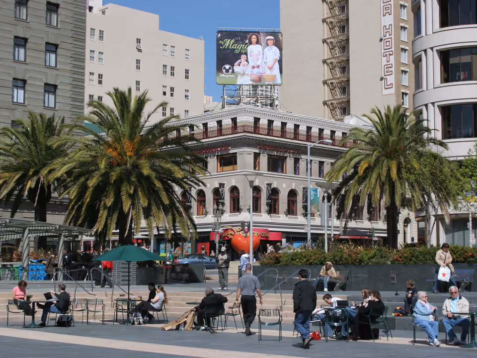 Praça Union Square em San Francisco, com o monumento central e lojas de departamento ao redor