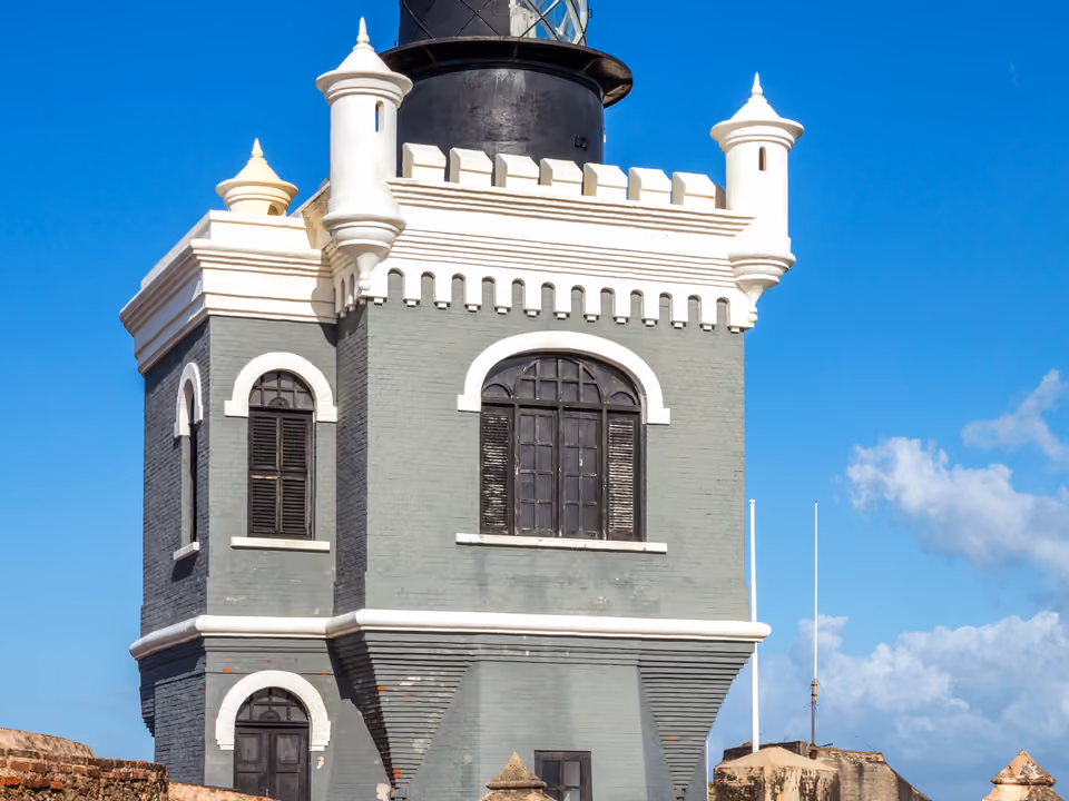Torre do farol dentro do Castillo San Felipe del Morro, em San Juan