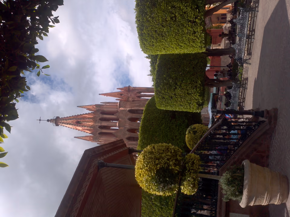 Vista da Parroquia de San Miguel Arcángel a partir do Jardín Principal, com jardim topiário, México