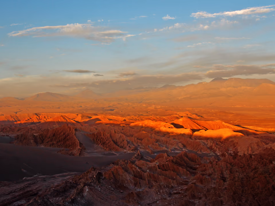 Valle de la Muerte ao entardecer, com tons avermelhados, no deserto do Atacama, Chile
