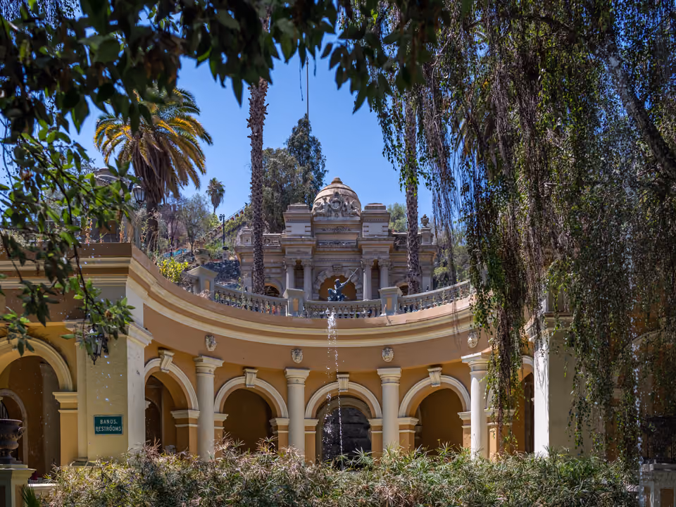 Terraza Neptuno do Cerro Santa Lucía em Santiago, com a colunata amarela em curva, a fonte de Netuno e a escadaria de pedra ao fundo