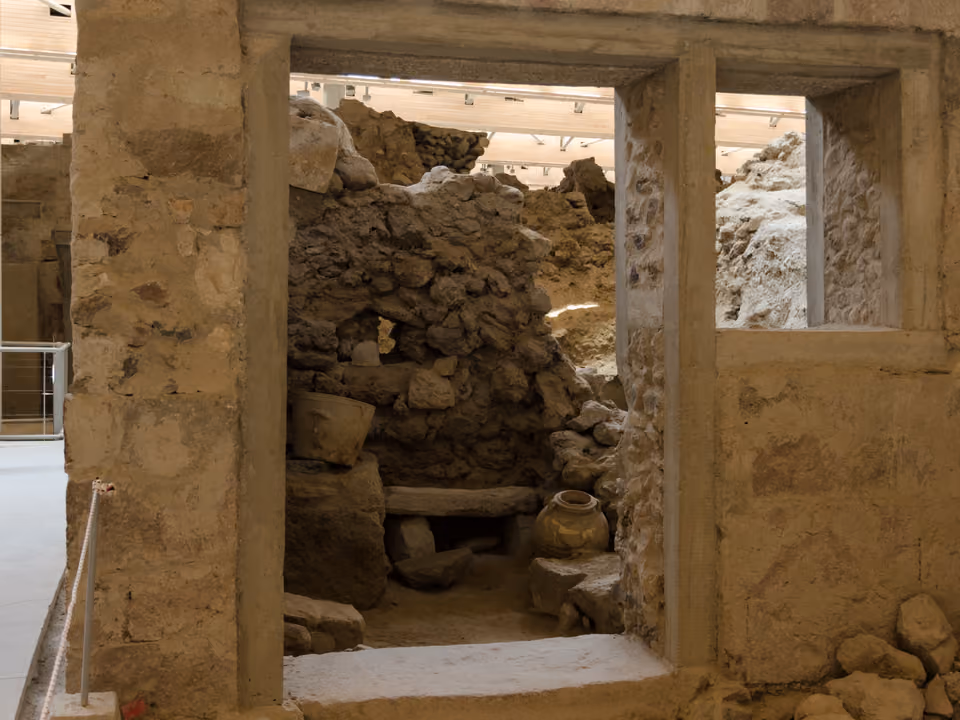 Ruínas preservadas do sítio arqueológico de Akrotiri em Santorini, a cidade minoica coberta por cinzas vulcânicas há milhares de anos