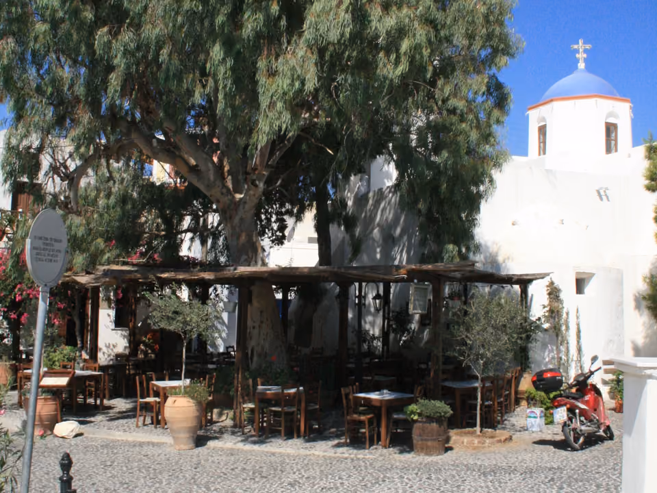 Vila de Megalochori em Santorini, com ruas de pedra estreitas e casas tradicionais cicládicas brancas