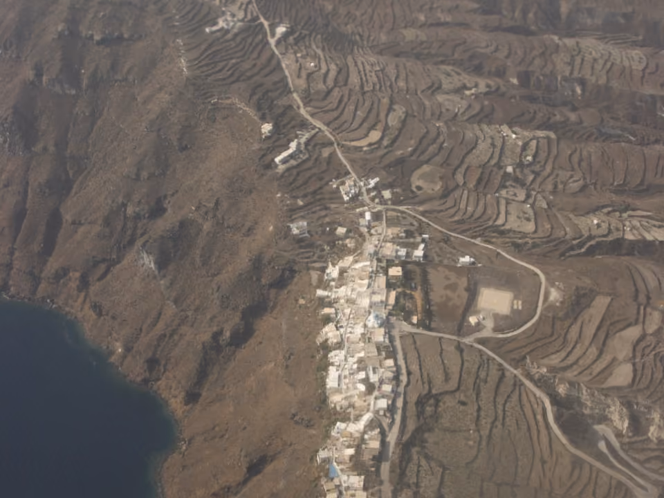 Vila de Manolas na ilha de Thirasia, perto de Santorini, com casas brancas na borda da caldeira e poucos turistas