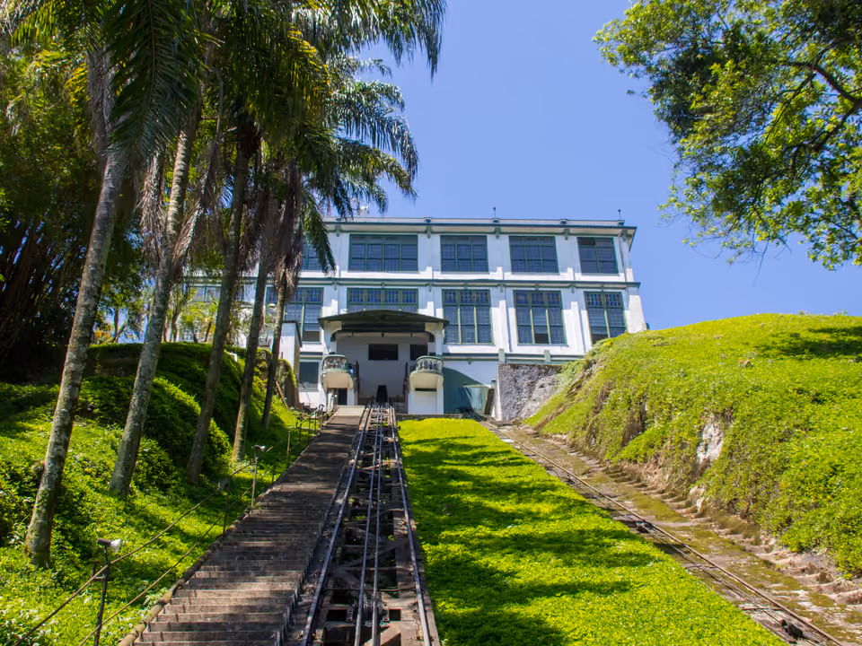Funicular histórico subindo o Monte Serrat, em Santos