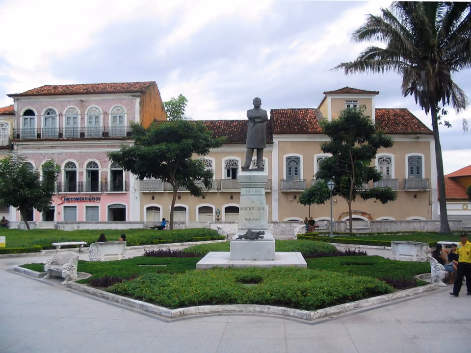 Praça Benedito Leite, com estátua e casario colonial no centro histórico de São Luís, Maranhão