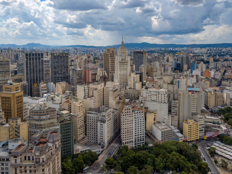 O Edifício Altino Arantes, hoje Farol Santander, arranha-céu art déco de 1947 no Centro de São Paulo destacado no meio do mar de prédios