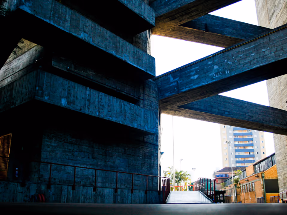 As torres de concreto bruto do Sesc Pompeia, em São Paulo, projeto de Lina Bo Bardi, ligadas por passarelas aéreas, vistas de baixo entre os blocos