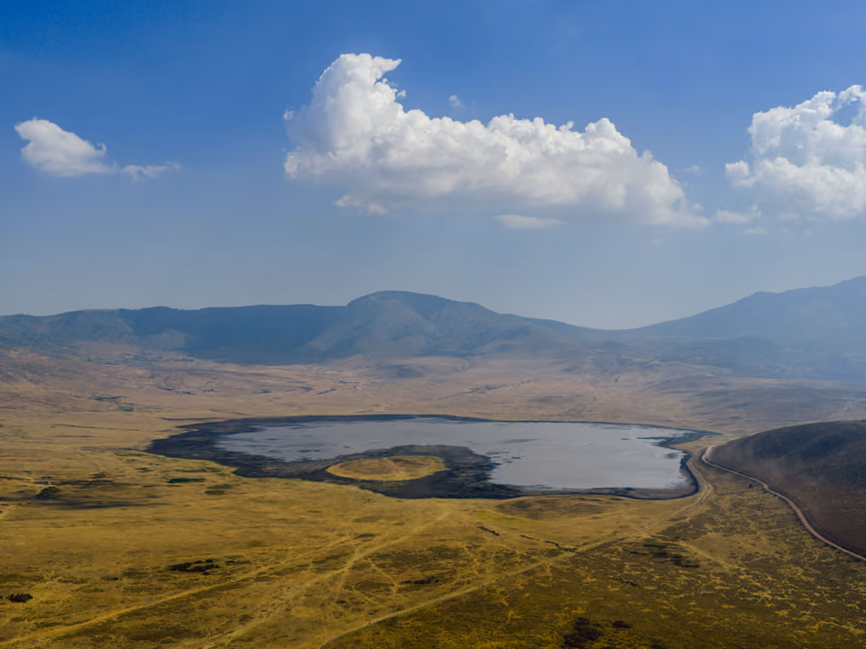 Vista aérea do piso da Cratera de Ngorongoro, com lago alcalino cercado de savana, Tanzânia