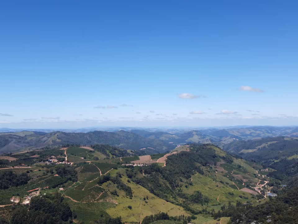 Vista de morros e plantações a partir do Alto da Serra, em Serra Negra