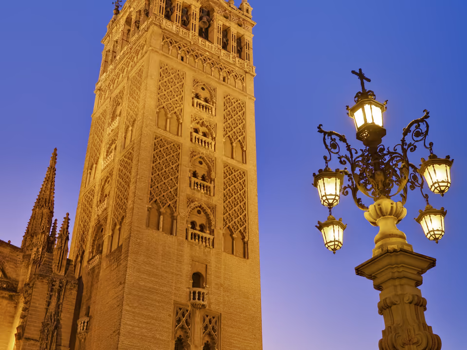 Torre Giralda ao anoitecer, em Sevilha, Espanha